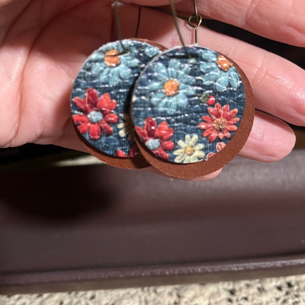 Floral Patterned Handmade Leather Earring Set - Picture 4 of 5